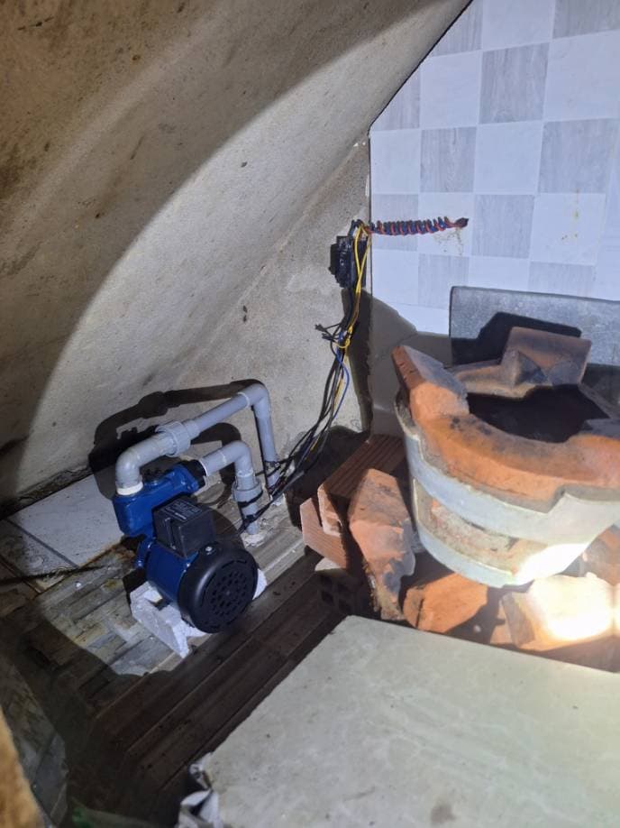 Trước sửa: Thay dây điện và gia cố rò rỉ máy bơm tăng áp TPHCM tại TPHCM — thợ Trần Quốc Đông