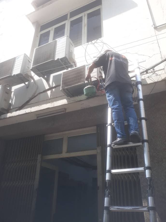 Trước sửa máy lạnh cục nóng Daikin tại Quận 4 — thợ Đặng Anh Huy
