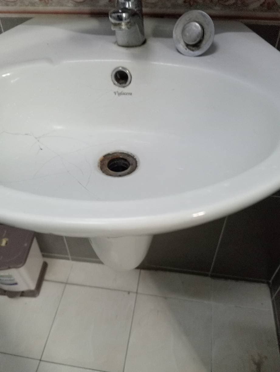 Trước sửa: Thay bộ xả lavabo Viglacera chống rò rỉ, khử mùi tại TPHCM tại TPHCM — thợ Võ Hồng Hải
