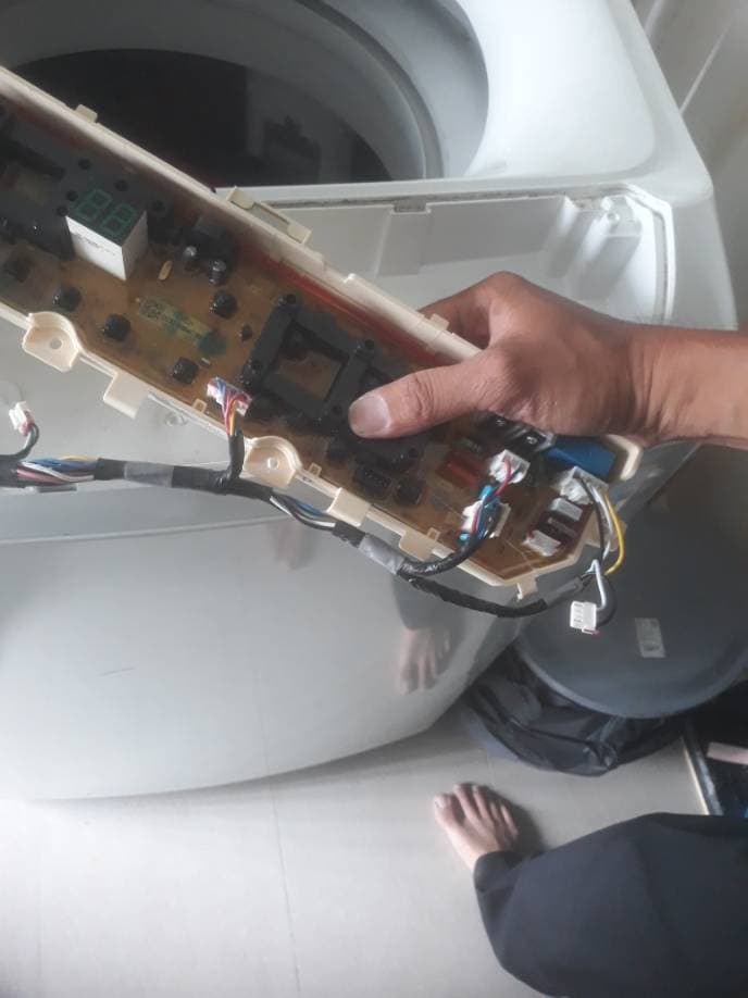 Trước sửa: Thay bo mạch máy giặt LG cửa trên tại quận Tân Phú tại Tân Phú — thợ Đặng Anh Huy
