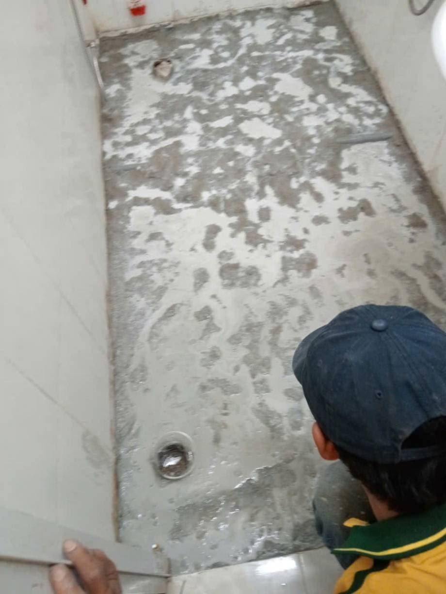 Trước sửa: Thay ống nước rò rỉ âm sàn, chống thấm lại nền toilet Bình Tân. tại Bình Tân — thợ Bùi Văn Bảo
