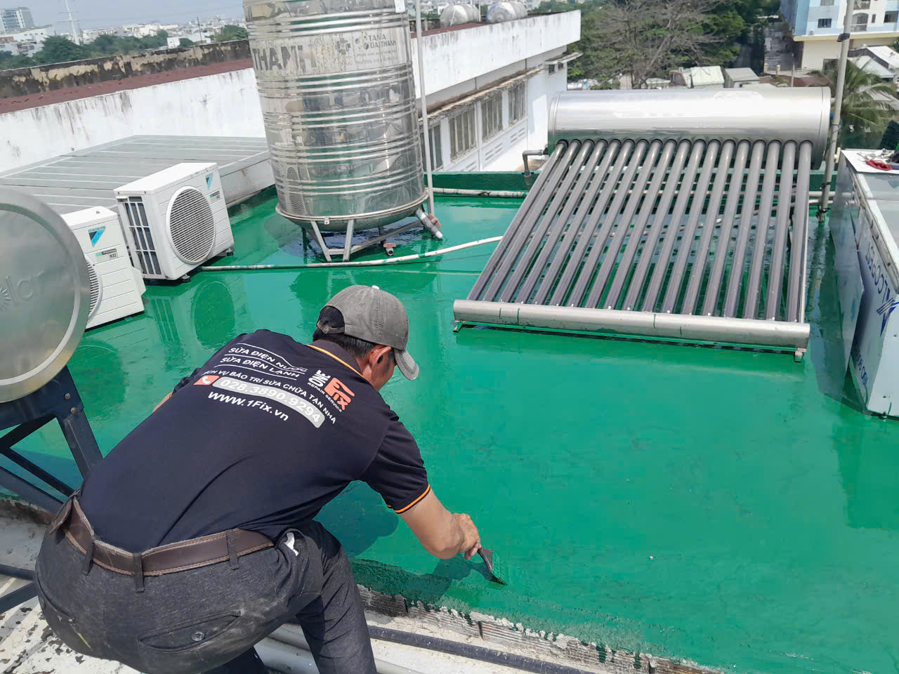 Thợ 1Fix thi công chống thấm sân thượng bằng sơn epoxy 2 thành phần Sika tại TPHCM
