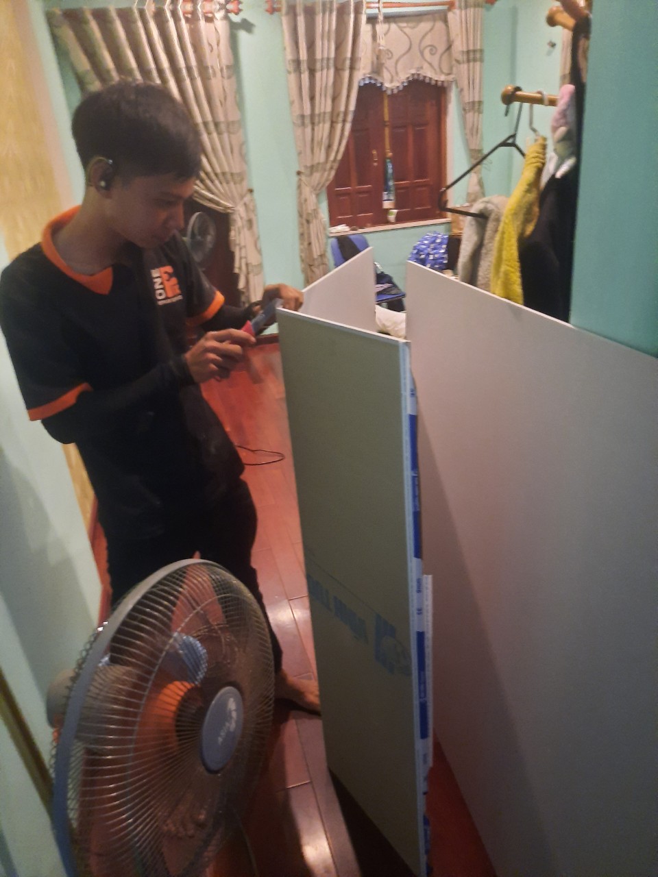 Thợ 1Fix mặc đồng phục đang thi công vách thạch cao tại TPHCM