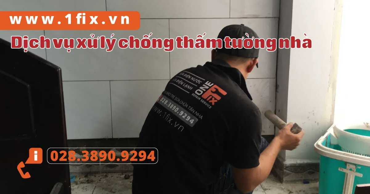 Thợ 1Fix đang xử lý chống thấm tường ngoài nhà tại TPHCM