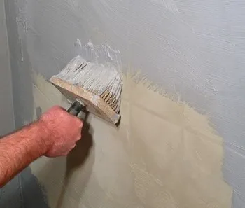 Thợ chống thấm 1Fix đang quét lớp chống thấm lên tường nhà tại TPHCM